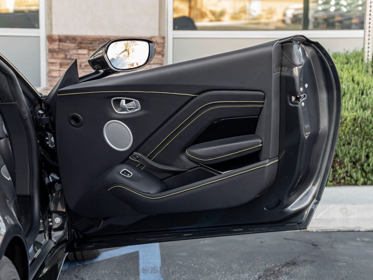 2023 Aston Martin Vantage Base