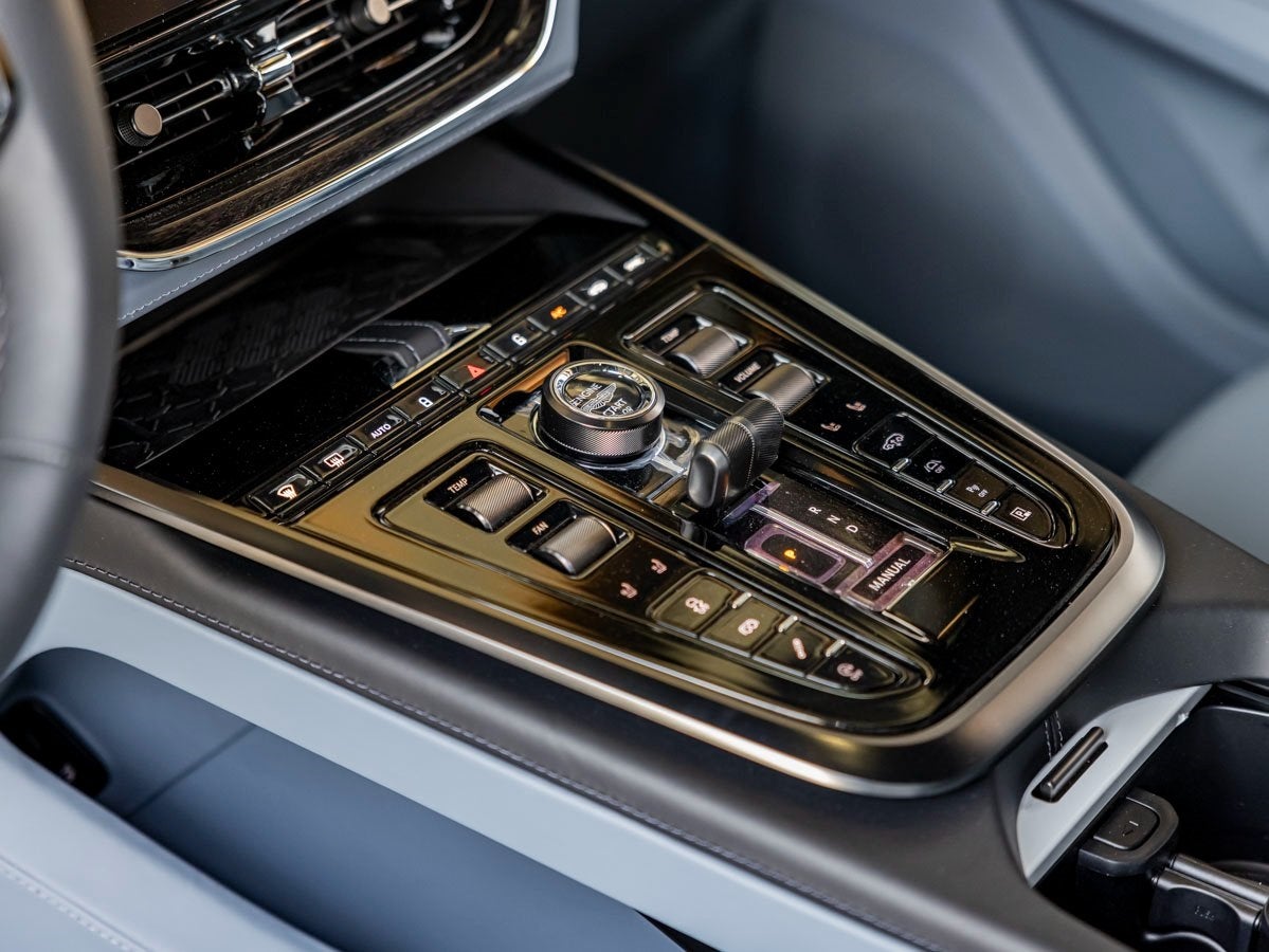 2025 Aston Martin DBX 707