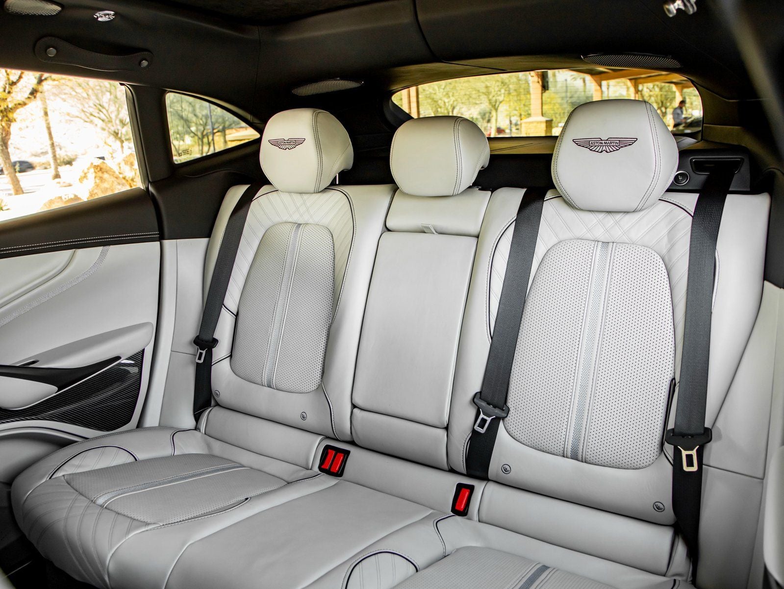 2025 Aston Martin DBX 707