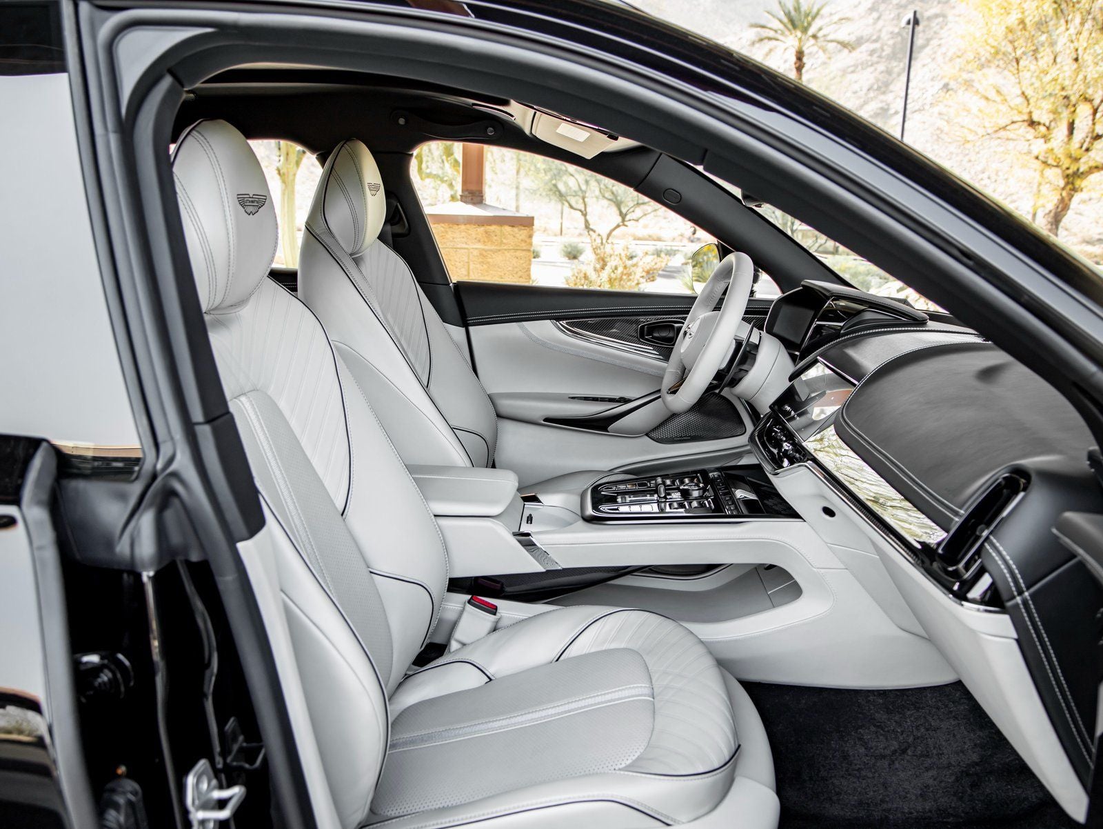 2025 Aston Martin DBX 707