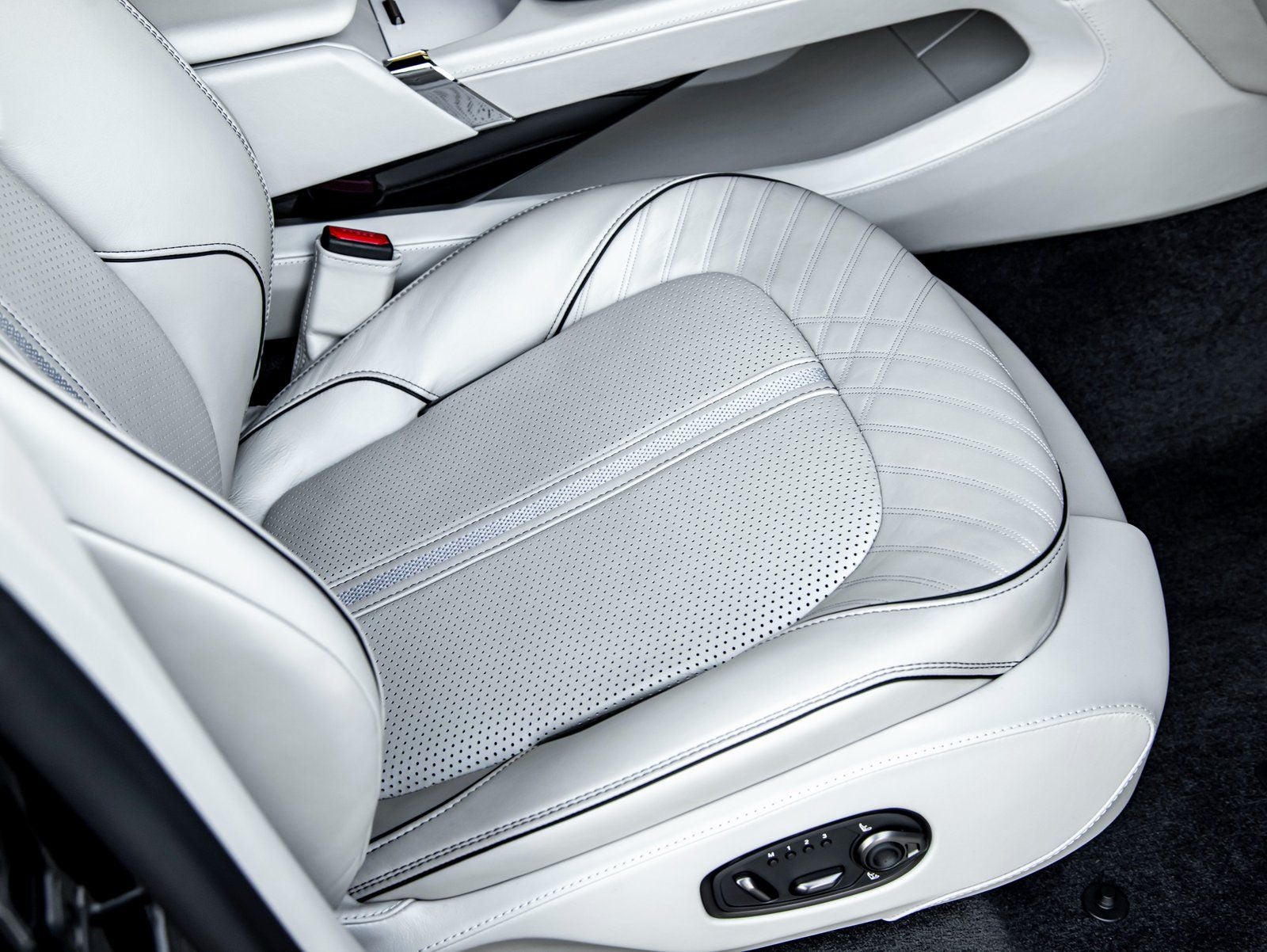 2025 Aston Martin DBX 707